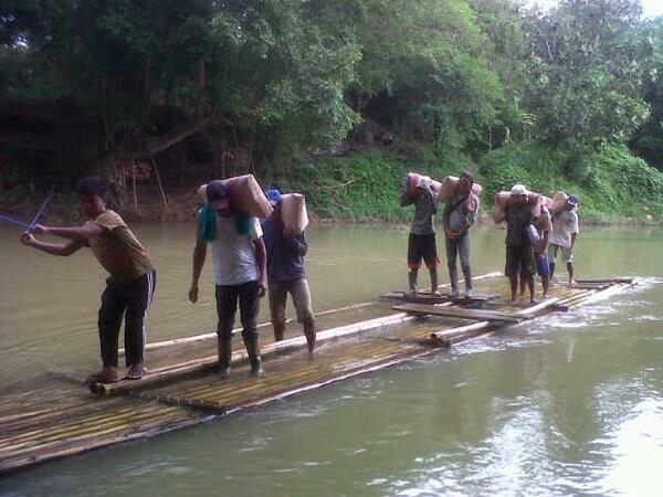 Presiden Jokowi Pamer 10 Jembatan Gantung Banten Yang Selesai Dibangun 