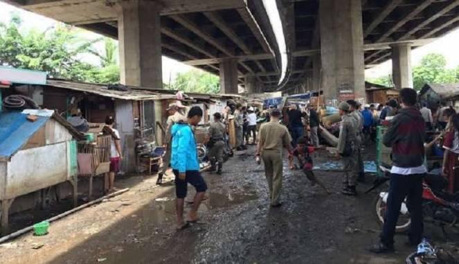  Sadis, Penghuni Kolong Tol Ceburkan Petugas PLN ke Sungai