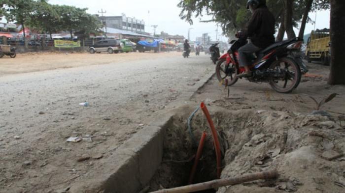 Jalan Berlubang Akibat Bekas Galian Kabel Di Pekanbaru