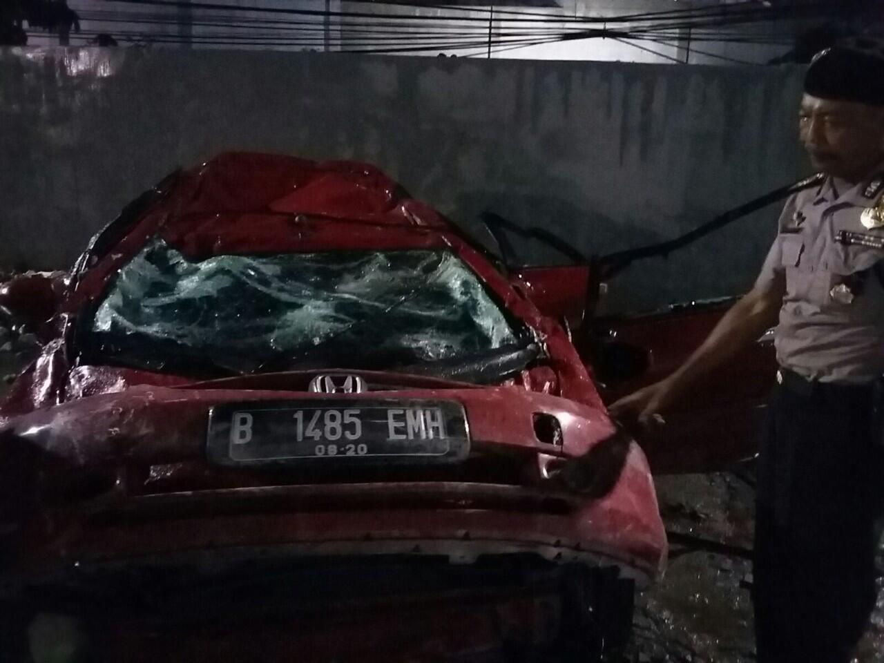 Kecelakaan mobil honda jazz dan tabrak tembok lalu terjun ketinggian 9,8 Meter ! !