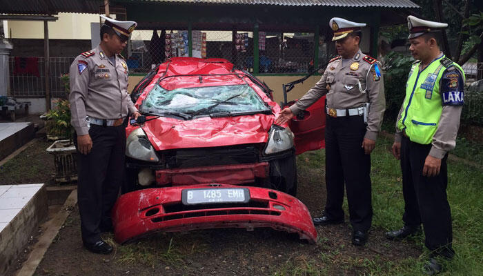 Kecelakaan mobil honda jazz dan tabrak tembok lalu terjun ketinggian 9,8 Meter ! !