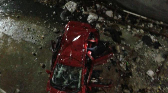 Kecelakaan mobil honda jazz dan tabrak tembok lalu terjun ketinggian 9,8 Meter ! !