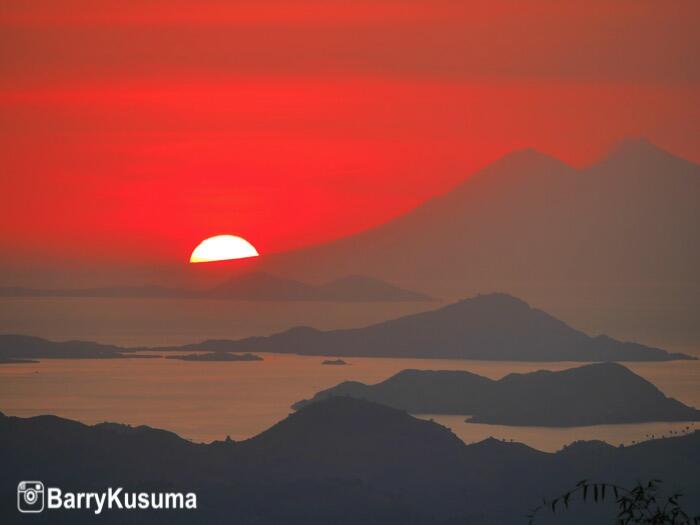 Labuan Bajo Flores Lokasi Romantis untuk menikmati Sunset di Indonesia.