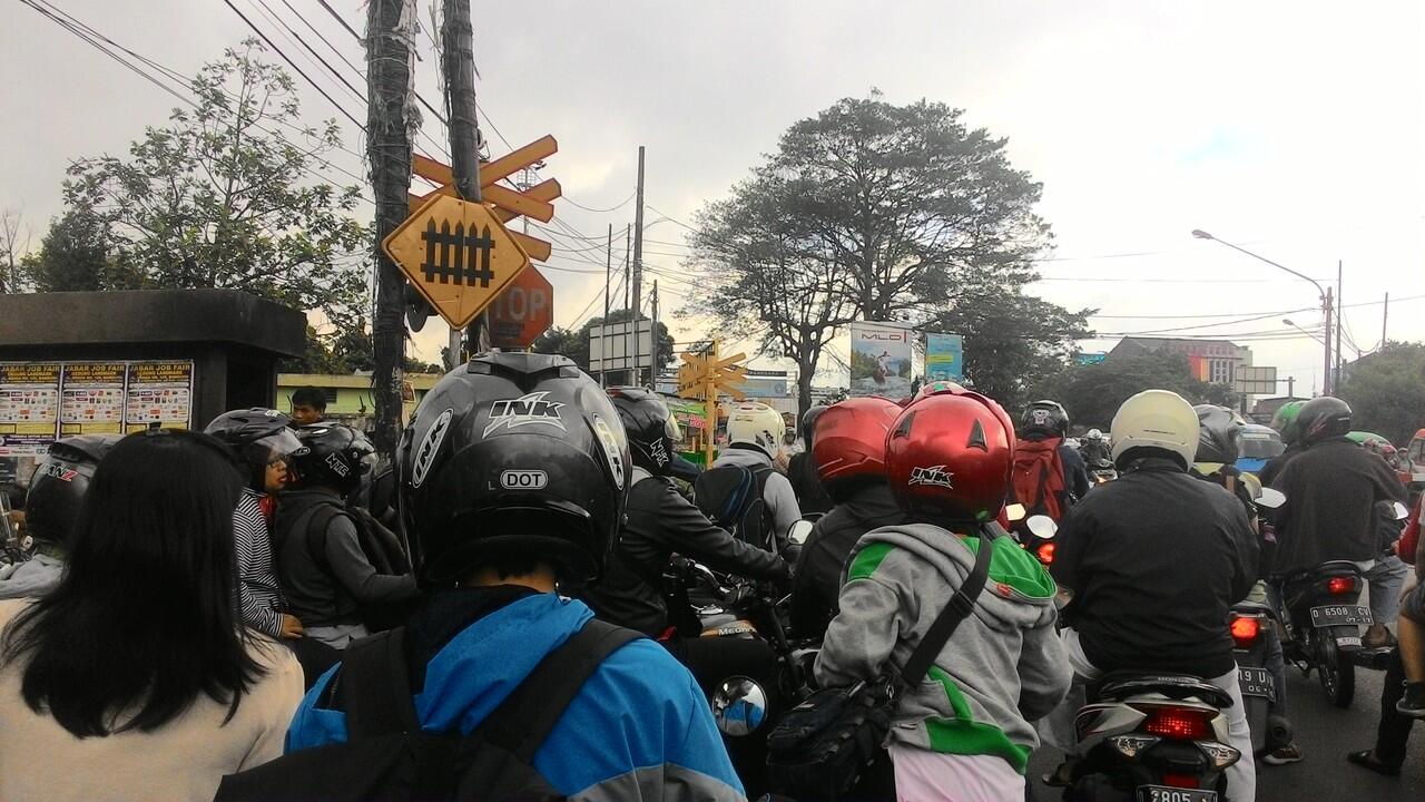 Banyak Pengendara Sepeda Motor Nekat Menerobos Palang Kereta Api