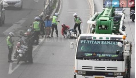 Terobos Busway lalu Kabur, Biker dijatuhkan POLISI