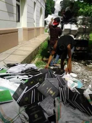 Netizen Marah, Ribuan Skripsi Dibuang Begitu Saja oleh Pihak Kampus