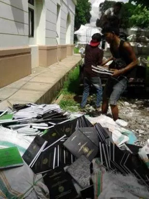 Netizen Marah, Ribuan Skripsi Dibuang Begitu Saja oleh Pihak Kampus