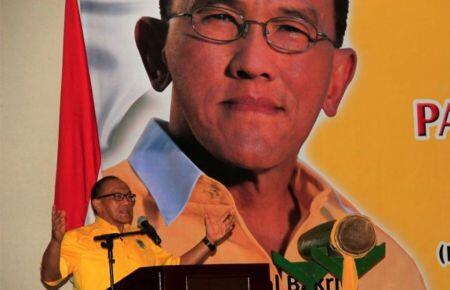 'Bola Panas' Golkar di Tangan Pemerintah dan Ical