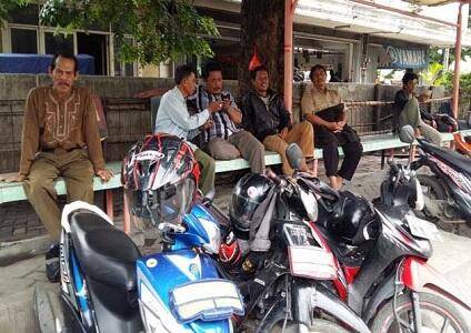 Cara Bedain Motor yang Lagi Parkir di Pinggir Jalan Itu Ojek atau Bukan?