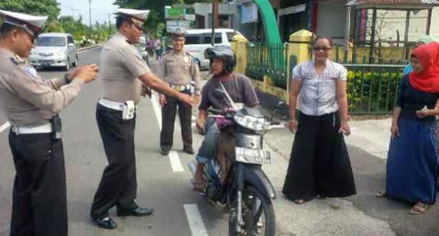 Polisi dan Monyet pada Ngapain tuh gan..??!!!