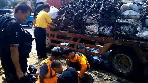 Sendok Makan Hingga Pakaian Dalam Sedang Dijemur di Gorong-gorong - Nyata!