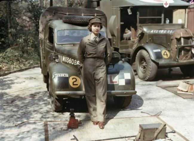 35 Foto Bersejarah Dari Tokoh Terkenal