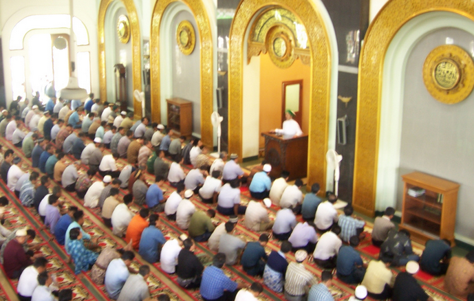 Pura-Pura Salat Jumat, Copet Gasak HP Jamaah