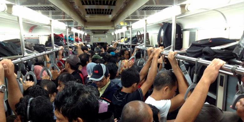 Katanya, Keganasan Manusia Itu Paling Sering Ada di Commuter Line. Ini Buktinya!