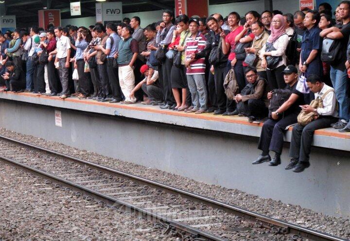 Katanya, Keganasan Manusia Itu Paling Sering Ada di Commuter Line. Ini Buktinya!