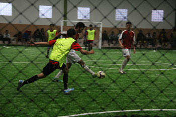 Suka Duka Oom Menyewa Lapangan Futsal Secara Patungan