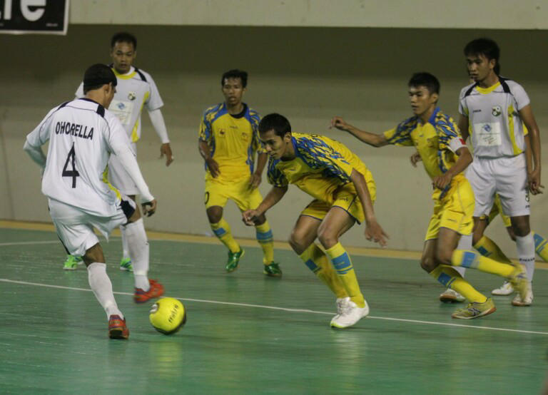 Suka Duka Oom Menyewa Lapangan Futsal Secara Patungan