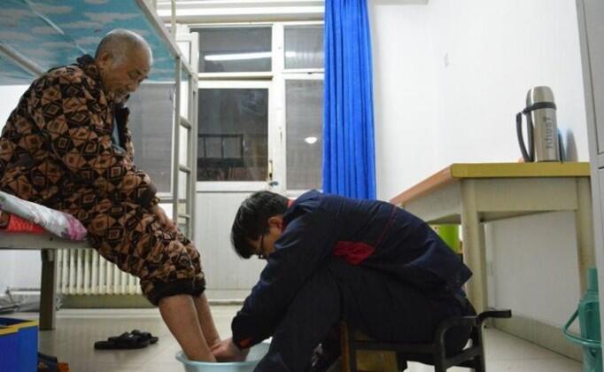 Kisah Haru Pengorbanan Anak Demi Ayahnya