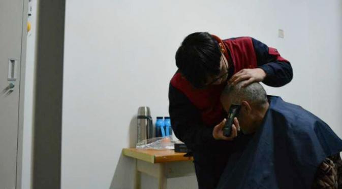 Kisah Haru Pengorbanan Anak Demi Ayahnya