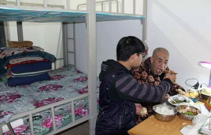Kisah Haru Pengorbanan Anak Demi Ayahnya