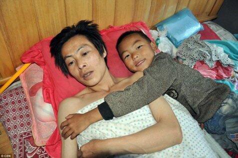 Kisah Haru Pengorbanan Anak Demi Ayahnya
