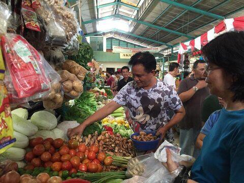 Yusril Belanja ke Pasar Pakai Kaos Mickey Mouse Ramai di Medsos