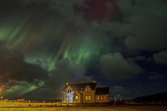 Kumpulan foto menakjubkan Aurora Borealis semalam, Simak yuk
