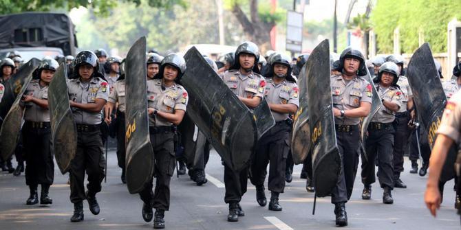 [MULUSTRASI] Cowok dan Dua Cewek Asik THREESOME di Warung Diciduk Polisi