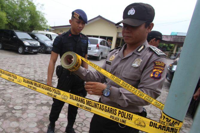 [MULUSTRASI] Cowok dan Dua Cewek Asik THREESOME di Warung Diciduk Polisi