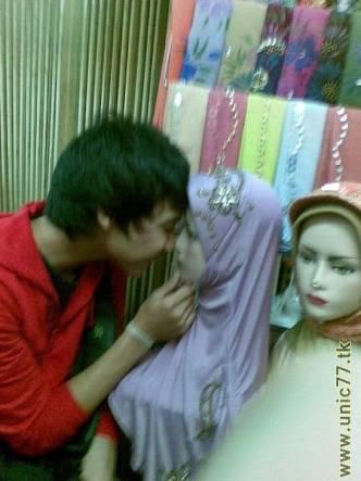 (Pake Jilbab) Tepergok Mesum, Mahasiswi Keperawatan Pura-pura Goreng Ikan