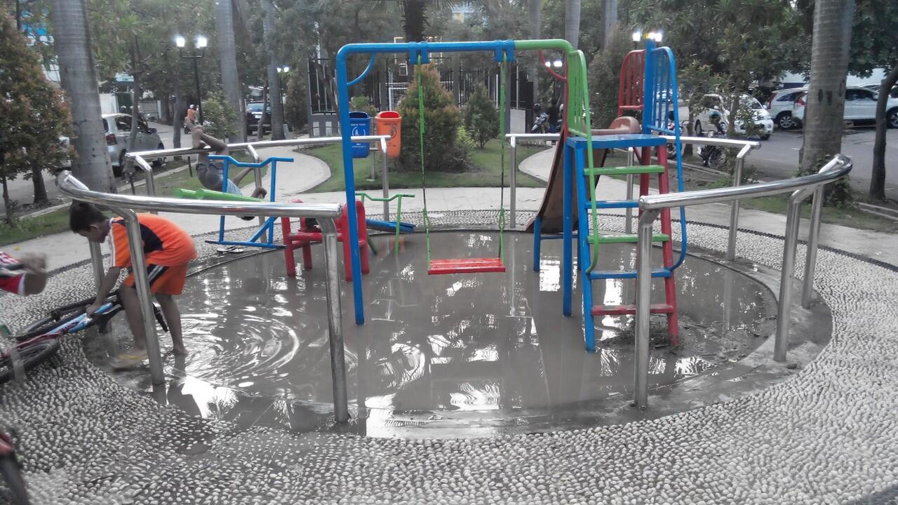&#91;KOMBAT&#93; Banjir Menggenangi Taman Bermain Anak-anak!!!