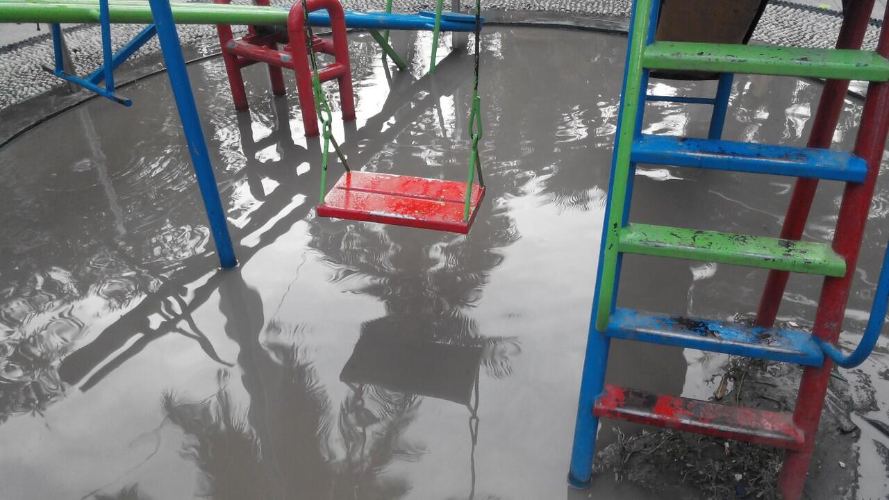 &#91;KOMBAT&#93; Banjir Menggenangi Taman Bermain Anak-anak!!!