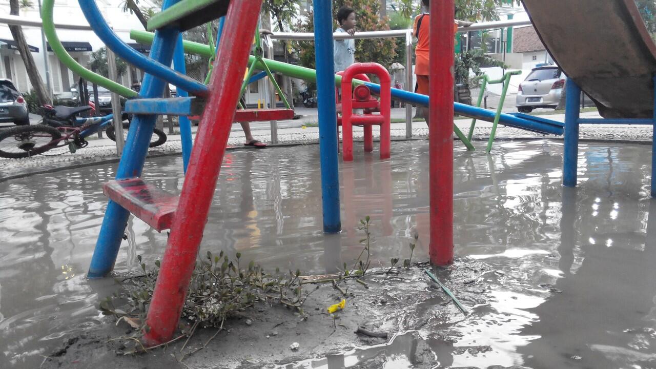 &#91;KOMBAT&#93; Banjir Menggenangi Taman Bermain Anak-anak!!!