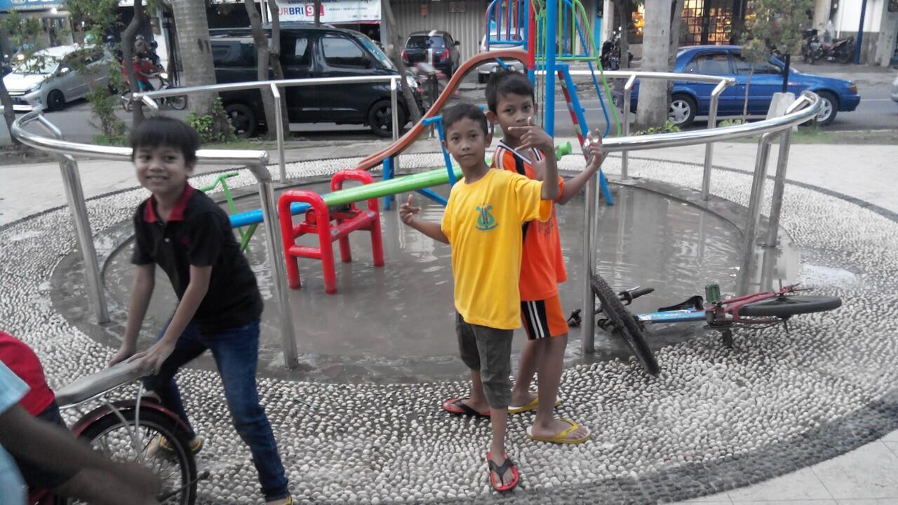 &#91;KOMBAT&#93; Banjir Menggenangi Taman Bermain Anak-anak!!!