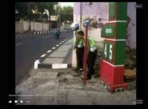 Polisi Sedang Ngintip Dan Jadi Bahan Guyonan Netizen