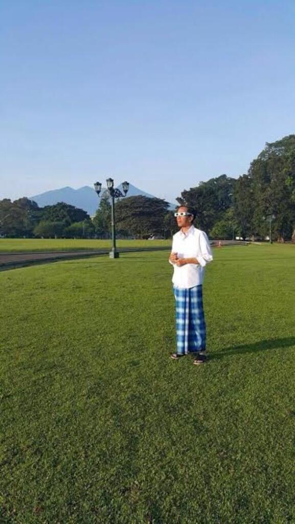 Penampilan Jokowi Saat Lihat Gerhana: Kacamata dan Sarung