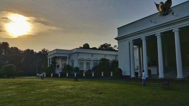 Penampilan Jokowi Saat Lihat Gerhana: Kacamata dan Sarung