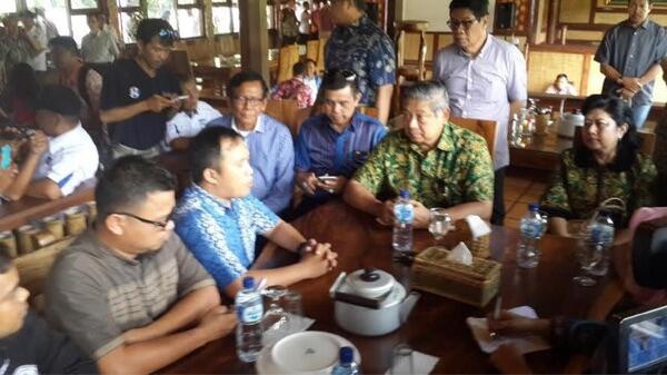 Tour de Java, SBY Dicurhati Kelompok Guru dan Bidan di Jabar