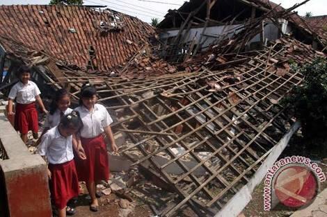 Ruang Kelas SD Negeri di Sukabumi Ambruk