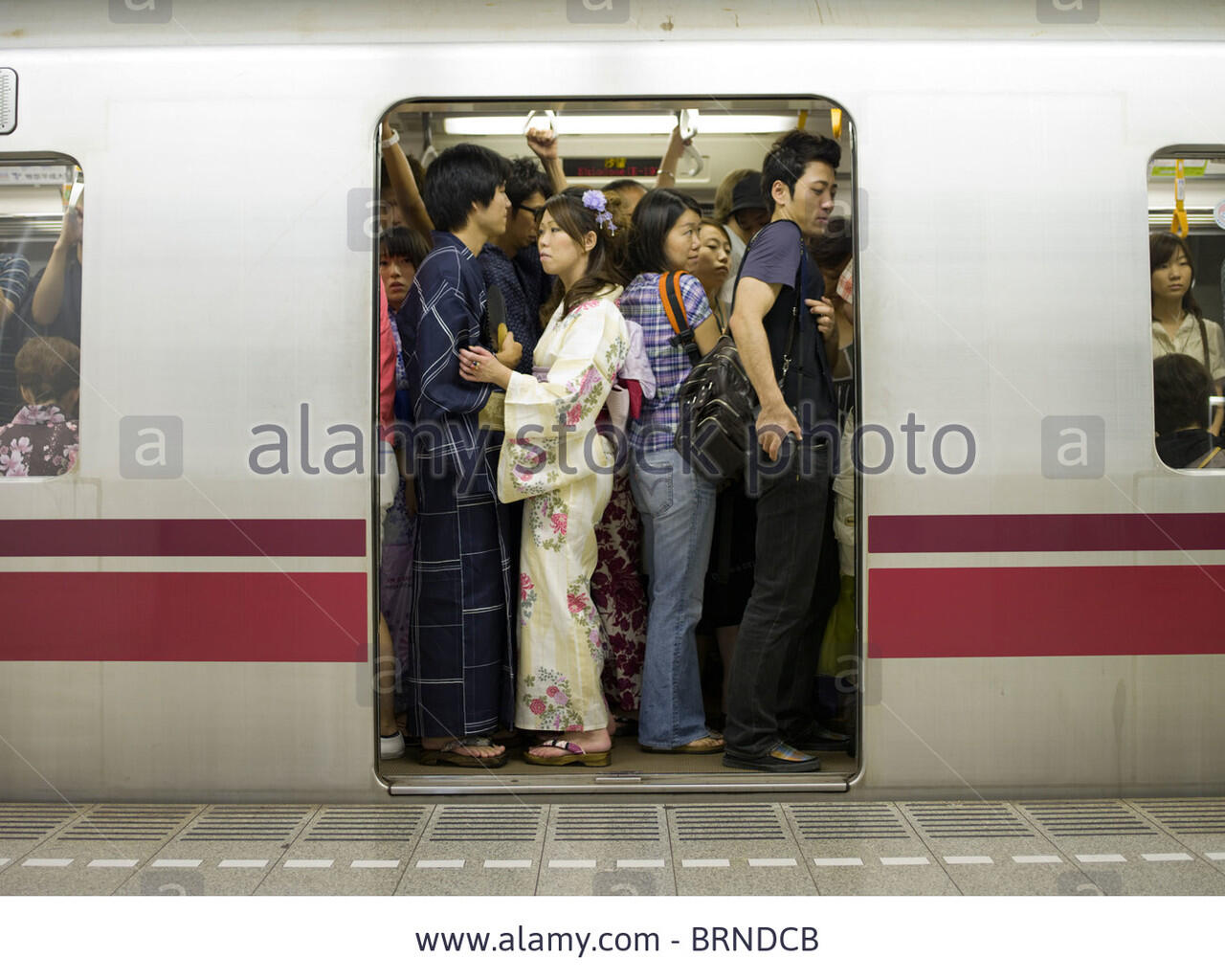 Berbagai ekspresi kelelahan penumpang Subway di Tokyo