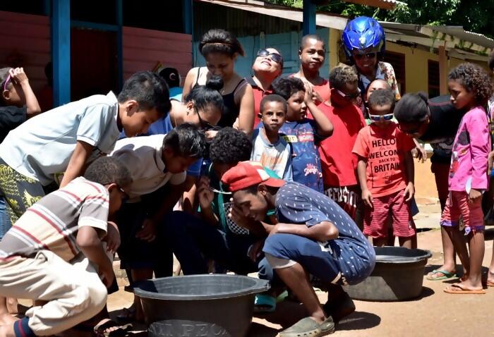 Sebagian Warga Papua Menyaksikan Gerhana Matahari via Loyang Berisi Air