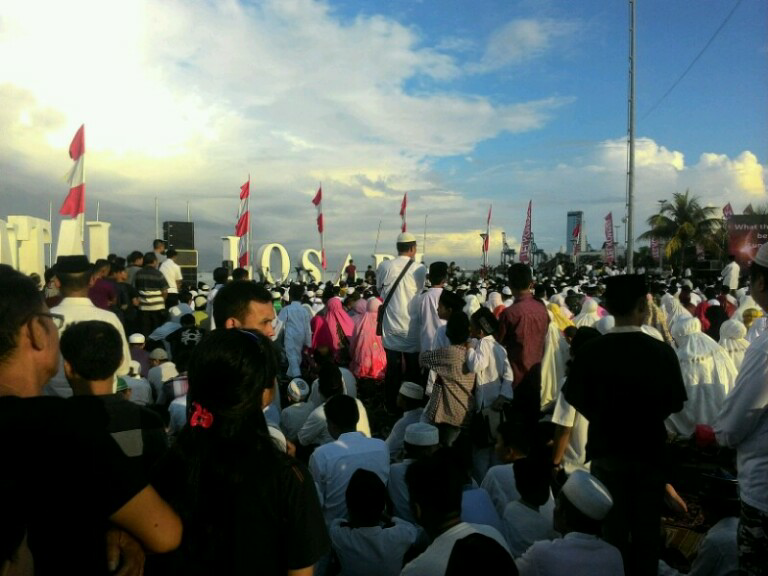 (Gerhana Matahari) Hal-Hal Yang Oom Lihat Ketika Mengunjungi Pantai Losari Makassar