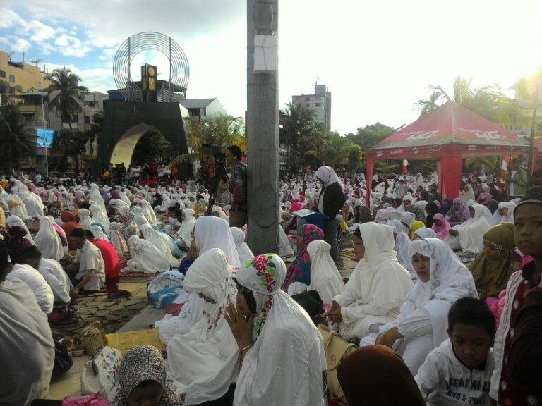 (Gerhana Matahari) Hal-Hal Yang Oom Lihat Ketika Mengunjungi Pantai Losari Makassar
