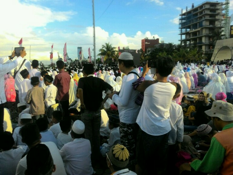 (Gerhana Matahari) Hal-Hal Yang Oom Lihat Ketika Mengunjungi Pantai Losari Makassar