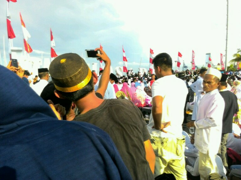 (Gerhana Matahari) Hal-Hal Yang Oom Lihat Ketika Mengunjungi Pantai Losari Makassar