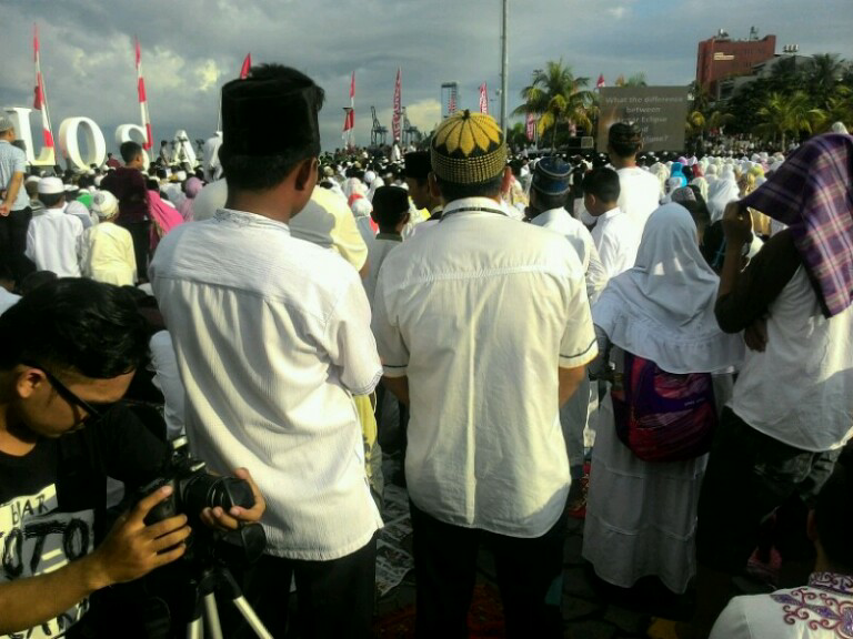 (Gerhana Matahari) Hal-Hal Yang Oom Lihat Ketika Mengunjungi Pantai Losari Makassar