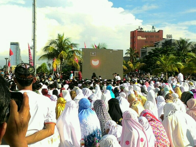(Gerhana Matahari) Hal-Hal Yang Oom Lihat Ketika Mengunjungi Pantai Losari Makassar