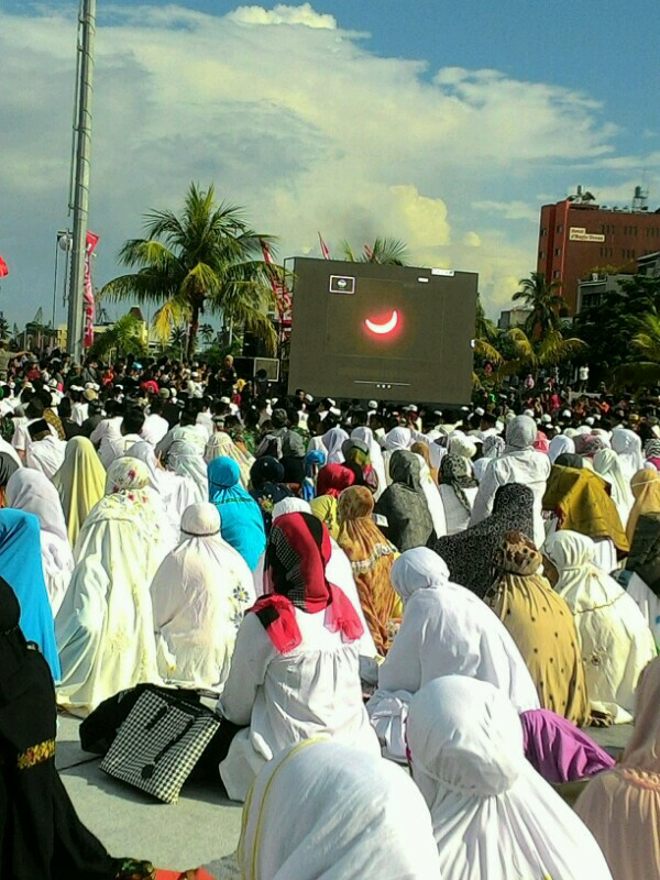 (Gerhana Matahari) Hal-Hal Yang Oom Lihat Ketika Mengunjungi Pantai Losari Makassar