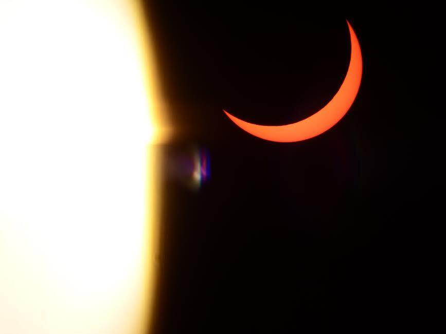 Saat Bulan 'Melahap' Matahari di Jakarta