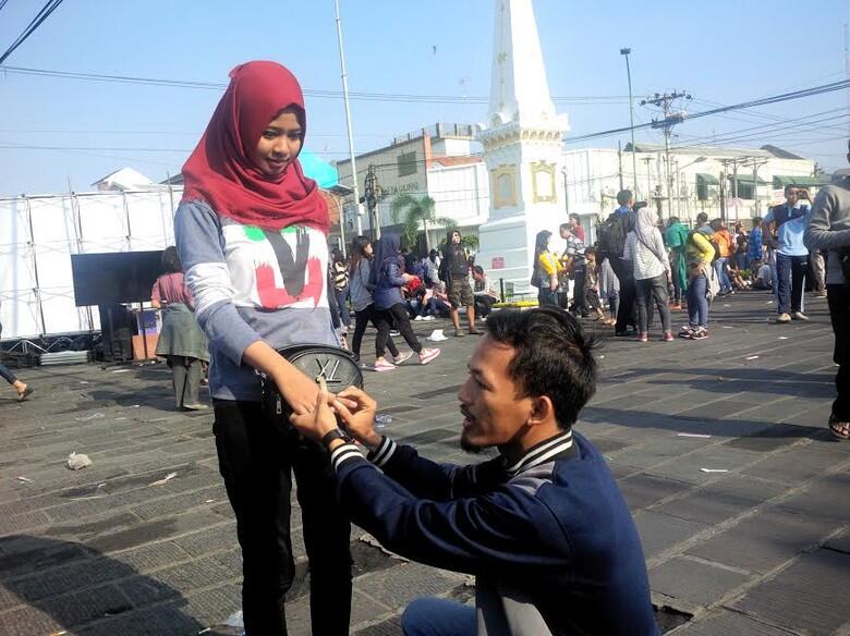 So Sweet... di Yogya, Pria Ini Melamar Kekasihnya Saat Gerhana Matahari